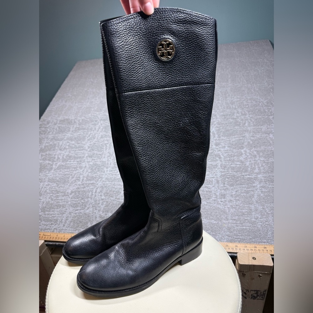 Tory Burch Black Pebble Leather Riding Logo Boot Preppy Minimalist Size 6.5